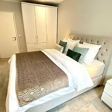 Large 3 Bedrooms With Private Parking-limp2 アパート *