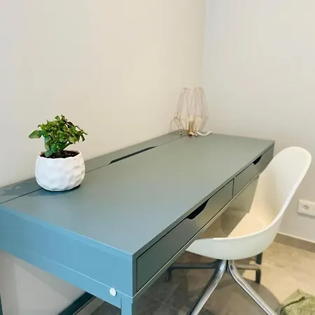 Large 3 Bedrooms With Private Parking-limp2 Apartment